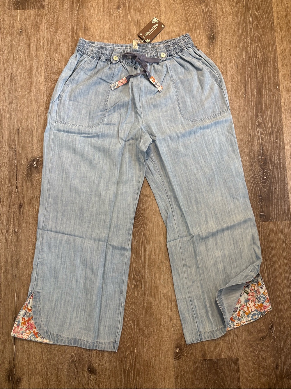 Matilda Jane Light Blue Wide Leg Capris with Floral Trim. Small but run big.
